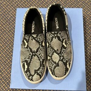 SIZE 6 Snakeskin casual slip on shoes, good condition